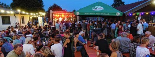 Für Begeisterung sorgte die Band „Backbenchers“. Zahlreiche Besucher feierten gemeinsam mit den Musikern am Begegnungsplatz an der Chiemseehalle. Foto Verein zur Förderung der Dorfgemeinschaft