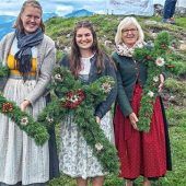Bergmesse am Felsen mit Ausblick ins Achental