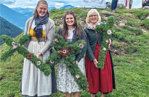 Für die Herrgottswinkel ihrer drei Kaser hatten die drei Sennerinnen Monika Ernst (von links), Carmen Kurz-Hörterer und Petra Götschl wunderbare Kreuze mit Latschenzweigen, Silberdisteln und Hagebutten gebunden. Pfarrer Bergmaier weihte die Kreuze nach dem Berggottesdienst. Foto  Flug