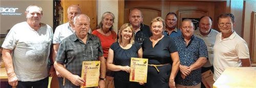 Für ihre Vereinstreue geehrt: (von links) Alois Aicher, Franz Schlemmer, Peter Opperer, Gertraud Polz, Elisabeth Gartner, Josef Holzinger, Irmgard Weber, Peter Hinterstocker, Wolfgang Weber und Hans Schlaipfer sowie Vorstandssprecher Alois Kurfer.Foto Hierl