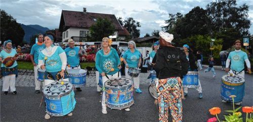Für Stimmung sorgten „Vem CoMigo“ mit ihren rhythmischen Trommelklängen bei der „Langen Nacht“ in Grassau. Foto Eder