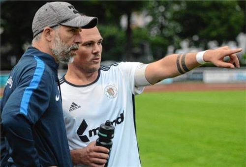 Gastgeber im Inntal-Derby: Raublings Trainer Hannes Jenewein (links) und Kapitän Michael Gruber.Foto Ruprecht