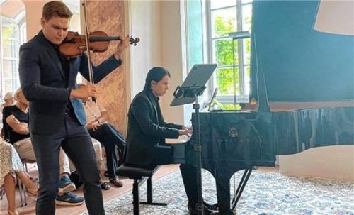 Geiger Tassilo Probst und Pianist Ron Maxim Huang bei ihrem Debüt bei den Inselkonzerten auf Herrenchiemsee. Foto kirchner
