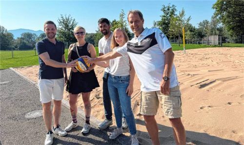 Gemeinsam am Ball für eine lebendige Stadt: (von links) Daniel Artmann, Ricarda Krüger, Abuzar Erdogan, Anita Heinlein und Markus Biczkowski.Foto re