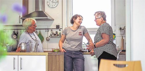Gemeinsam kochen und sich austauschen – Bruni Scheibe (l) steht mit anderen Bewohnerinnen in der Küche. Foto Leo Schöwerling/dpa