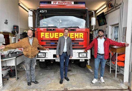 Gemeinsam mit dem Kommandanten der Freiwilligen Feuerwehr Happing, Marco Höllmüller (Mitte), besuchten Abuzar Erdogan (SPD, rechts) und Dr.Wolfgang Bergmüller (CSU) das bestehende Feuerwehrhaus in Happing, um sich ein Bild von der beengten Situation zu machen. Foto RE