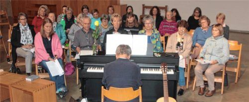 Gemeinsames Innehalten und gute Gedanken für den Frieden bündeln. Das ist das Ziel der Friedens-Sänger von Haidholzen.Fotos Poll