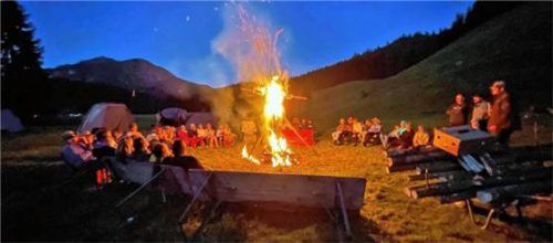 Gemütlich klang der Abend am Lagerfeuer aus.