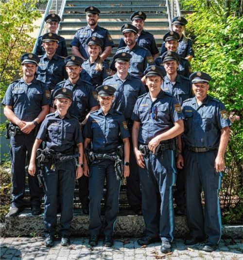 Gerne mit dabei: die freiwillig gemeldeten Mitglieder der Wiesnwache freuen sich auf ihren Einsatz auf dem Rosenheimer Herbstfest 2025. Tom Optenik und Simon Weber leiten die Wiesnwache mit viel Erfahrung. Auf Unterstützung aus Tirol darf das Team auch in diesem Jahr wieder zählen. Foto Polizeiinspektion Rosenheim