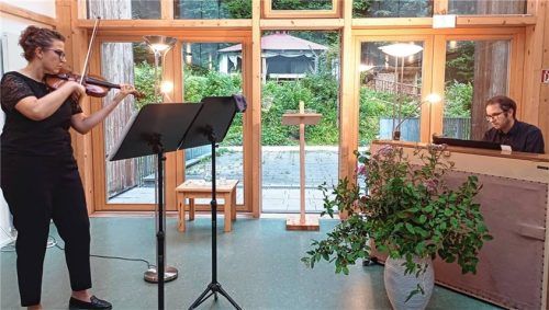 Gestalteten das erste Konzert im Bergwald-Erlebniszentrum in Ruhpolding: Monika Schmidt an der Violine und Jörg Scholkowski am Klavier.Foto Giesen