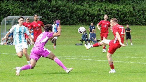 Gleich knallt’s: Liam Markulin hebt den Ball über Neuperlachs Torhüter, wird danach aber von ihm abgeräumt und es gibt den ersten Elfmeter.Foto Oliver Rabuser