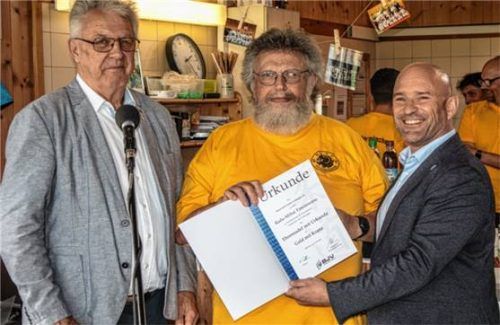 Gold mit Kranz gab es für Radu-Mihai Focsaneanu (Mitte). Es gratulierten der stellvertretende Bezirksvorsitzende Ludwig Tradler (links) und der Bezirksvorsitzende Denis Weiser. Foto stache