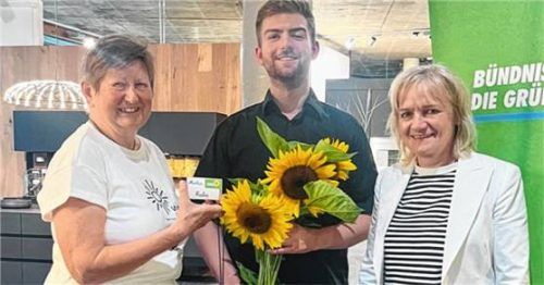 Gratulationen: Grünen-Sprecherin Brunhilde Rothdauscher (links), Bürgermeisterkandidat Martin Rutz und die Rosenheimer OB-Kandidatin Anna Rutz.Foto Teresa Lengl