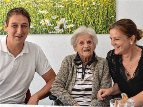 Gratulierten der Jubilarin: Übersees Bürgermeister Herbert Strauch und Grassaus Zweite Bürgermeisterin Daniela Ludwig nahmen Traudl Waschin für ein Foto in die Mitte. Foto  Eder