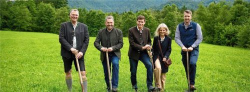 Griffen zum Spaten: (von links) Andreas Heigenhauser (Geschäftsführer Naturwärme Reit im Winkl), Reit im Winkls Bürgermeister Matthias Schlechter, Simon Heigenhauser (Projektleiter Naturwärme), Dr. Birgit Seeholzer (Geschäftsführerin Chiemgau Wirtschaftsförderung) und Tobias Fehlberg (Abteilungsleitung Projektabwicklung Freifläche). Foto  re