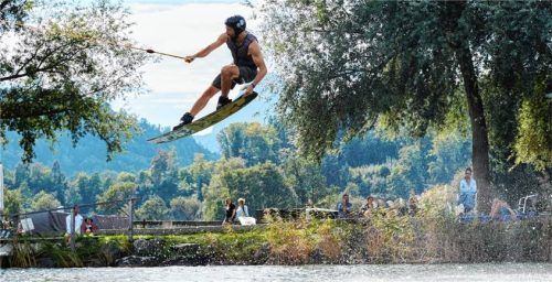 Große Sprünge: Die Athleten zeigen auf dem Hödenauer See spektakuläre Aktionen. Foto re