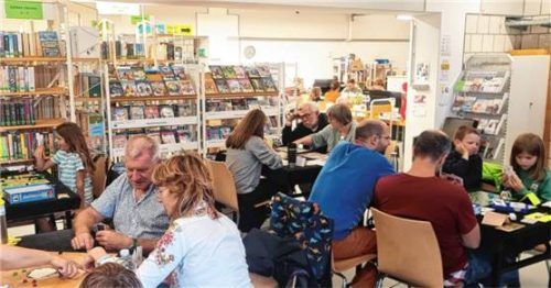 Großer Andrang herrschte beim Spieleabend in der Bücherei Feldkirchen-Westerham.Foto kruse