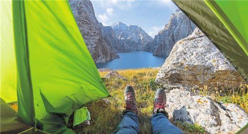 Günstig unterwegs: In den skandinavischen Ländern darf man wildcampen (gr. F.). Ein Urlaub auf dem Bauernhof (l.) kann ebenfalls schonend fürs Budget sein.