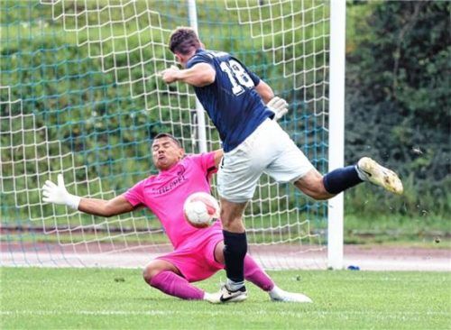 Gute Chance für den SV Oberteisendorf beim Auswärtssieg in Tacherting.Foto Christian Mühlhofer
