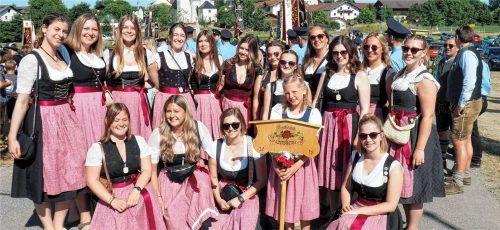 Gute Laune beim Dreifachjubiläum der Feuerwehren: die Babenshamer Dirndlschaft.Fotos win