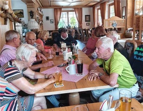 Gute Laune machte offensichtlich das Klassentreffen im Geigelstein. Foto  Wunderlich