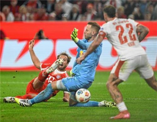 Harry Kane (links) trifft im Eröffnungsspiel zur neuen Bundesligasaison für den FC Bayern. Foto dpa