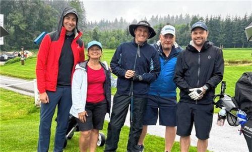 Hatten am Ende die Nase vorn: (von links) das Team mit Michael Wittke, Philipp Weiß, Martin Kropf (mit Ehefrau Sandra) und Felix Limmer . Foto Renate Resch-Bösch