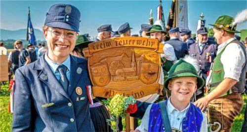 Hatten bei Kaiserwetter gut lachen: Festleiterin Anna Summerer mit dem Tafelbuben, der stolz den Festzug anführte.
