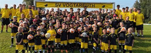Hatten drei Tage lang einen Riesenspaß: die Teilnehmer und Betreuer des ersten Fußball-Camps.Foto SV Vogtareuth