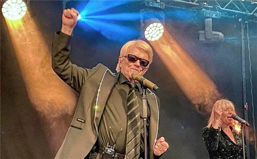 Heino begeistert das Publikum auf der Bühne des Volksfestes in Bruckmühl. Torsten