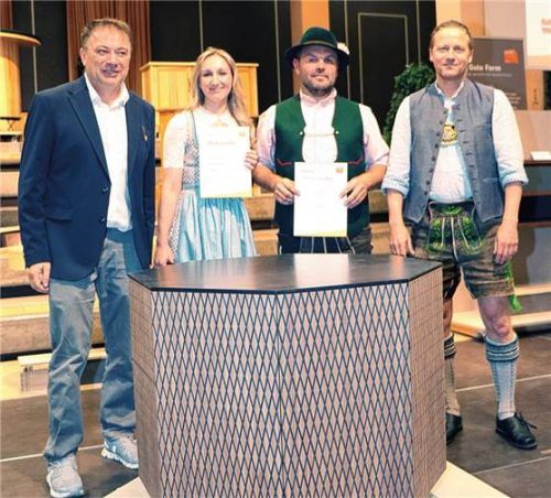 Herausragendes Gesellenstück: Amalia Gröbner gewann mit ihrem „Achteck im Raum“ den Gestaltungswettbewerb „Die Gute Form“ auf Innungsebene. Innungs-Obermeister Andreas Weinzierl, Alexander Gröbner und Florian Schützinger, der Kulturwart der Innung (von links), gratulierten. Foto wittenzellner