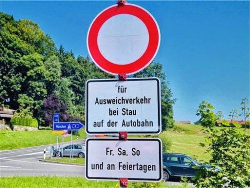 Hier heißt es: Auf der Autobahn bleiben. Foto re