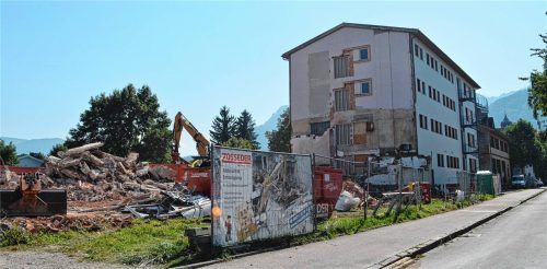 Hier stand die alte Turnhalle. Sie wurde abgerissen und Platz für ein weiteres Schulgebäude geschaffen. Foto  Eder