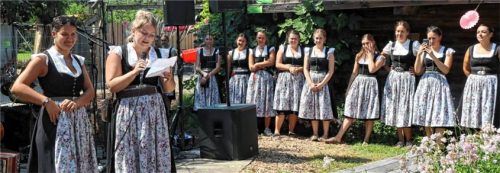 Hochmotiviert organisierten (von links) die Vorsitzenden Verena Embacher und Lisi Menhofer zusammen mit ihren „Auer Dirndl“ den Gründungsfrühschoppen. Foto Strim