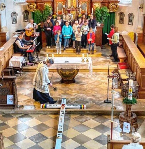 Im Altarraum der Willinger Kirche segnete Pfarrer Philipp Kielbassa das restaurierte Kreuz. Foto re