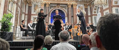 Im Duett: Elisabeth Breuer (links) und Olivia Vermeulen. Rechts: Dirigent Kent Nagano.Foto kirchner