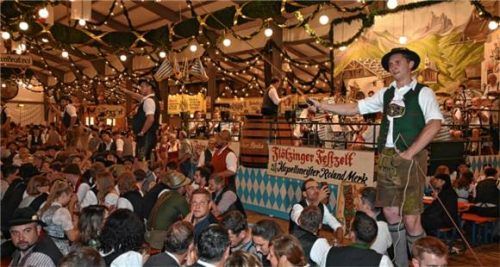 Im Flötzinger Festzelt werden Tradition und Brauchtum hochgehalten.