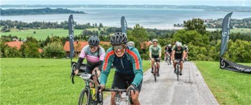 Im Hintergrund strahlt der Chiemsee – die malerische Streckenführung ließ auch Steigungen ertragen.
