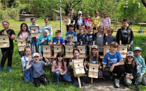 Im Rahmen der Jugend-Jahresaktion des Kreisverbandes für Gartenbau und Landespflege Rosenheim bauten die Junggärtner 260 Vogel-Eigenheime. Foto Obst- und Gartenbauverein Halfing.