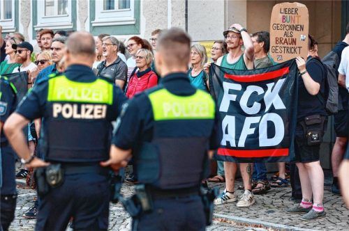 Im September 2023 fand in Rosenheim eine AfD-Kundgebung am Ludwigsplatz sowie eine Gegendemonstration statt. Einer der Teilnehmer erhebt jetzt schwere Vorwürfe gegen die Rosenheimer Polizei (Symbolbild). Foto dpa