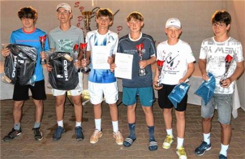 Im U14 Doppel männlich holten sich Niklas Schöffel/Paul Figiel (Mitte von links) den Sieg vor Philip Döbl/Christian Heindl (von links) und Felix Slavetinsky/Florian Thiele.