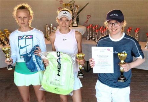Im U14-Einzel (weiblich) gewann (von rechts) Sarah Wünsch vor Carla Greppmeier und Maxima Oetzbach. Foto baumann