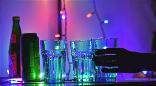 In den vergangenen Wochen gab es in Oberbayern auf mehreren Festen den Verdacht, dass K.o.-Tropfen in Getränke gemischt wurden. Nun gibt es auch einen Fall in der Region. Foto dpa