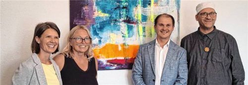 In der Ausstellung: (von links) Bernadette Kappe (stellvertretende Fachdienstleitung Caritas), Edith Stürmlinger (Kulturreferentin der Stadt Wasserburg und Dritte Bürgermeisterin), Wolfgang Ehrenlechner (Kreisgeschäftsführer Caritas) und der Künstler, Berthold Köhl.Foto Caritas