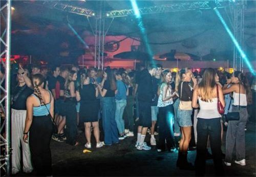 In der Ederhalle und den Freiflächen feierten die Jugendlichen beim großen Feuerwehrfest von Tuntenhausen. Foto stache