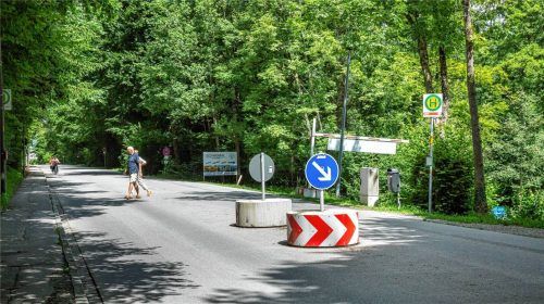 In der Harrasser Straße nutzen Fußgänger die Deckung des hausgemachten Fahrbahnteilers zum Queren. Foto Foto Berger