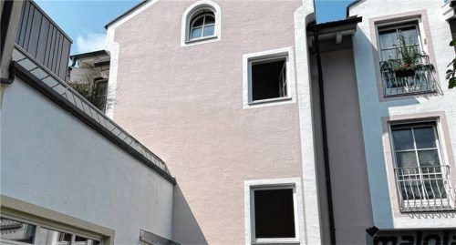 In einem Mehrfamilienhaus in der Schulstraße in Aschau hat es am Dienstag gebrannt. Von außen ist davon nichts zu sehen. Foto Elisabeth Kirchner