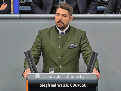 Ist mit der Arbeit der Koalition und mit sich durchaus zufrieden: Stimmkreisabgeordneter Siegfried Walch (CSU) bei seiner ersten Rede im Deutschen Bundestag. Foto awi