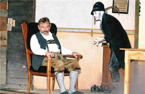 Josef Reuder auf der Bühne: Er spielte in mehreren Inszenierungen der Neubeurer Theatergemeinschaft den Brandner Kasper (links). Den Boandlkramer gab Dr. Josef Mager.