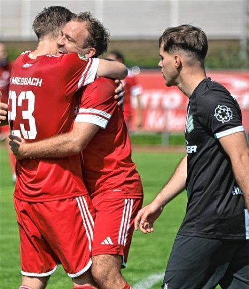 Jubel bei Miesbachs Hattrick-Torschützen Maximilian Wiedmann und Josef Sontheim.Foto Franz Ruprecht